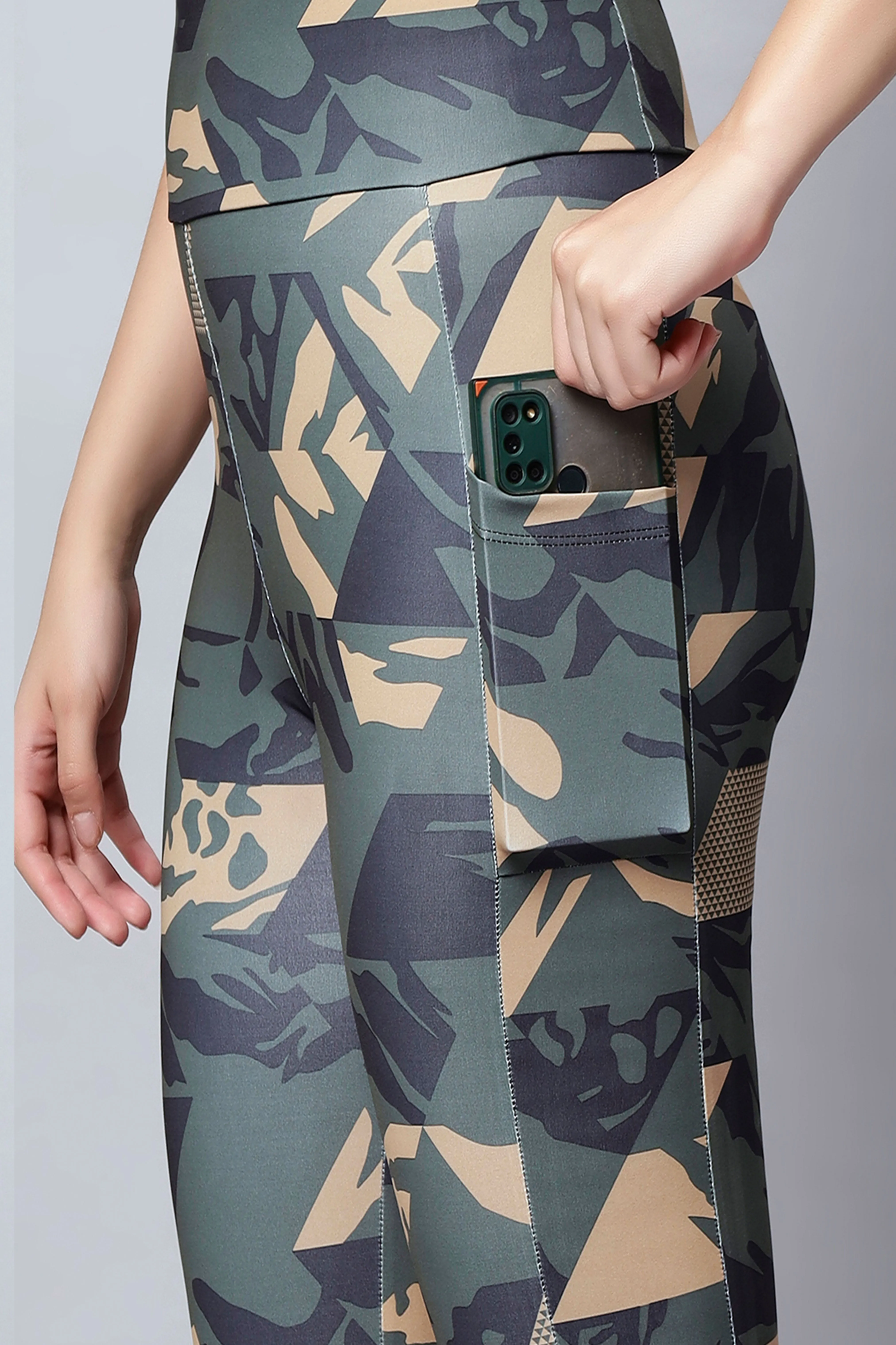 WOMEN'S HIGH-PERFORMANCE CAMO PRINT WORKOUT PANTS – PERFECT FOR YOGA, ZUMBA, RUNNING, AND SPORTS